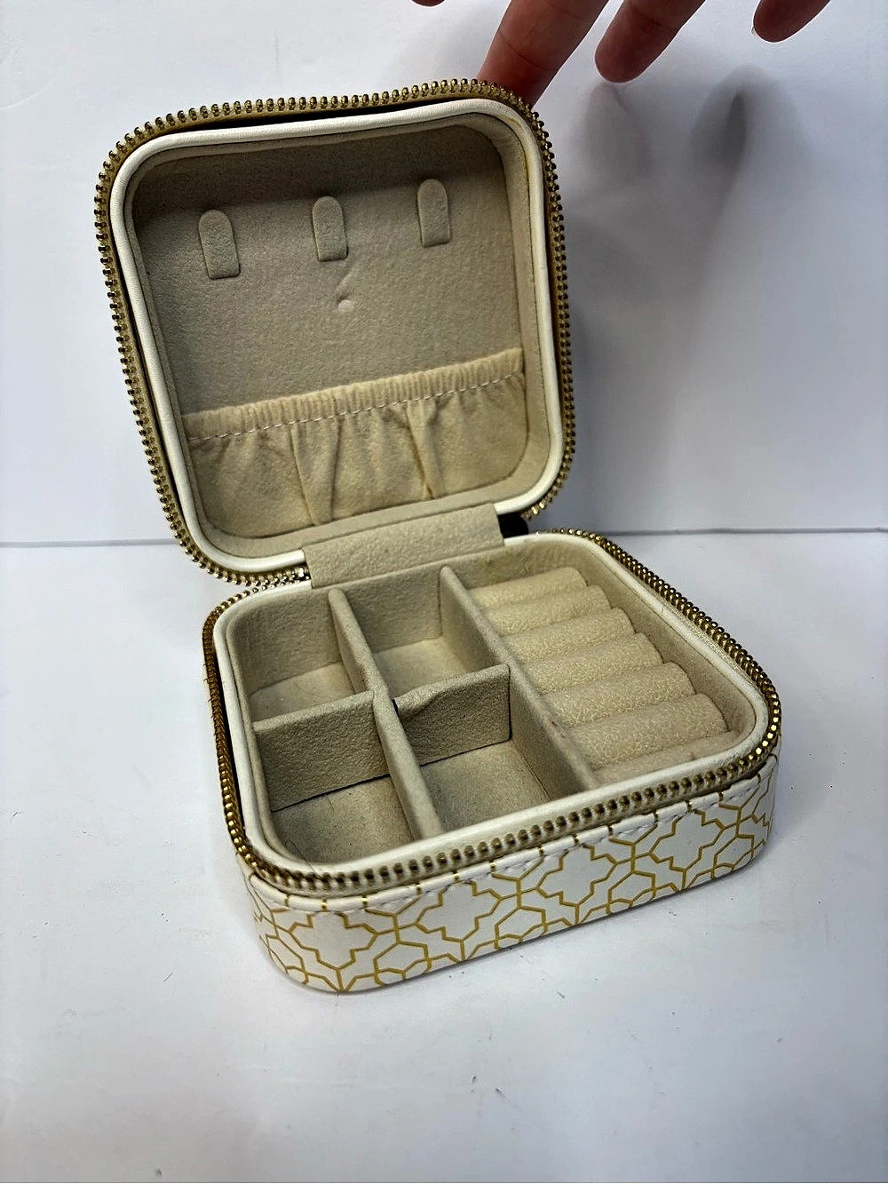 Kendra Scott Jewelry Travel Case in White & Gold